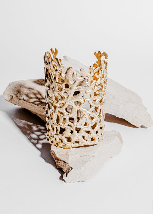 Brazalete en bronce, forjado a mano con la fuerza de lo natural. Sus formas orgánicas abrazan la piel como un amuleto de protección, delicadeza y poder femenino.
Cada pieza es realizada a mano y puede presentar algunas variaciones con respecto a la imagen. 
Consultar precio.